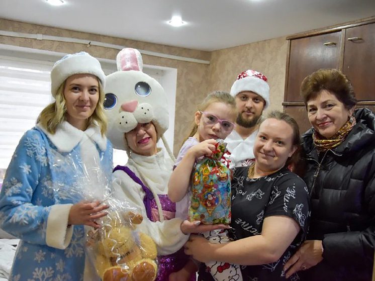 На Ставрополье Дед Мороз, Снегурочка и Зайчик поздравили с наступающим Новым годом детей города Изобильного