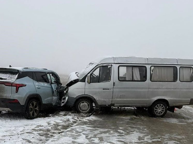 На Ставрополье столкнулись легковушка и пассажирская «Газель»