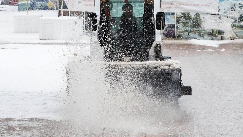 На улицах Ставрополя убирают снег около 90 рабочих и 60 спецмашин &mdash; мэрия