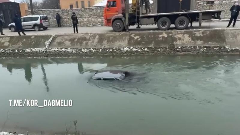 Очередной автомобиль свалился в канал в Махачкале, водитель выплыл