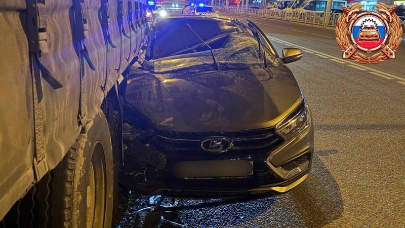 Парень попал в больницу, въехав в КамАЗ на краю дороги ночью в Ставрополе
