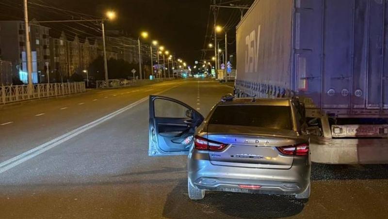 Парень попал в больницу, въехав в КамАЗ на краю дороги ночью в Ставрополе