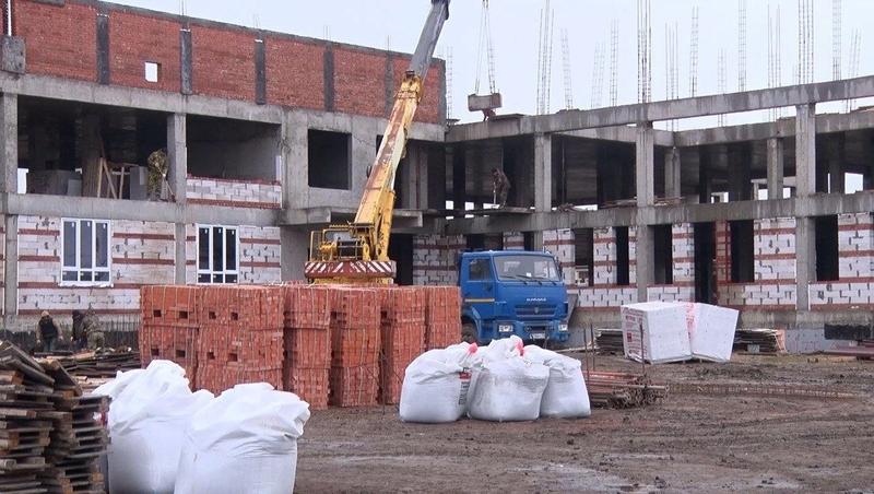 Партийцы проверили ход строительства нового детского сада в Михайловске