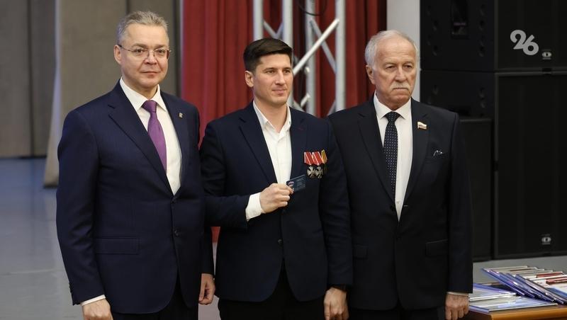 Партийные билеты вручил 16 участникам СВО глава Ставрополья