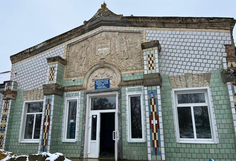 Партийный десант проверил, как идёт ремонт школы в посёлке на Ставрополье