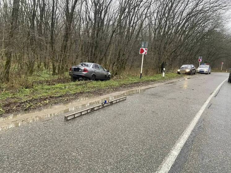 Под Ставрополем 24-летний лихач на «Ладе» врезался в дерево