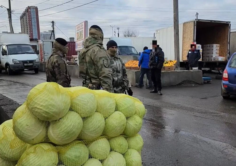 Порядка 100 мигрантов проверили полицейские на рынке Ставрополя0