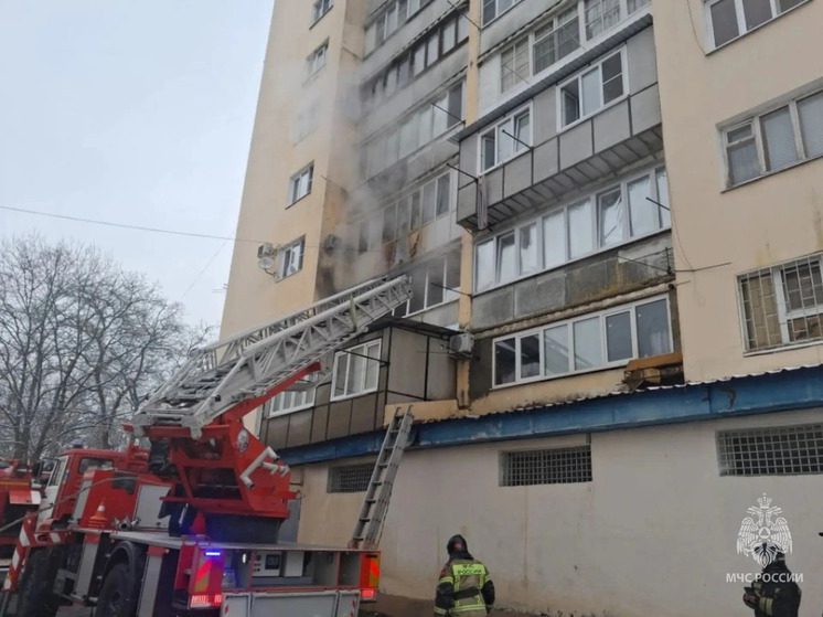 Пожарные Нальчика спасли 12 жильцов горящей девятиэтажки