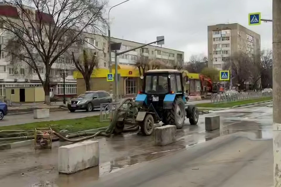 Прорыв трубы в Невинномысске оставил без воды жителей 14 улиц0