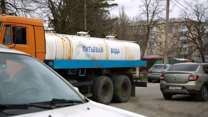 Семь автоцистерн работают в оставшемся без воды Пятигорске и окрестностях