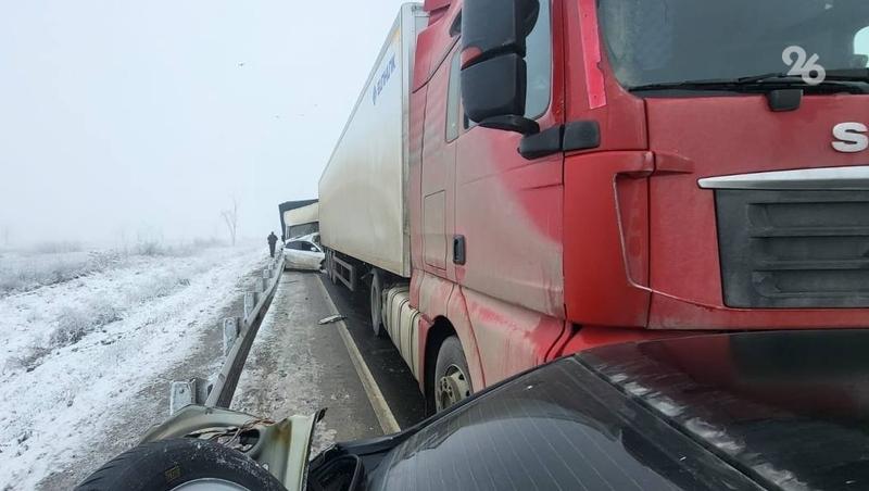 Семь машин попали в ДТП на скользкой трассе в Дагестане, ранены три человека