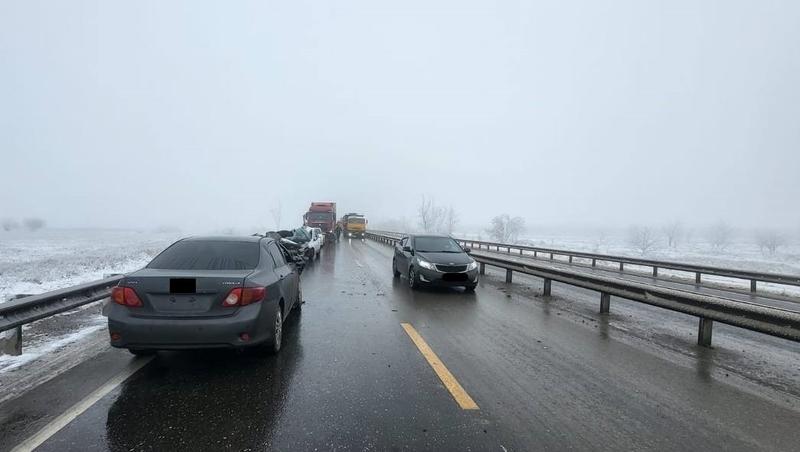 Семь машин попали в ДТП на скользкой трассе в Дагестане, ранены три человека