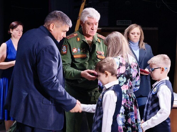 Семьям погибших на фронте ессентучан вручили их награды за мужество при исполнении воинского долга