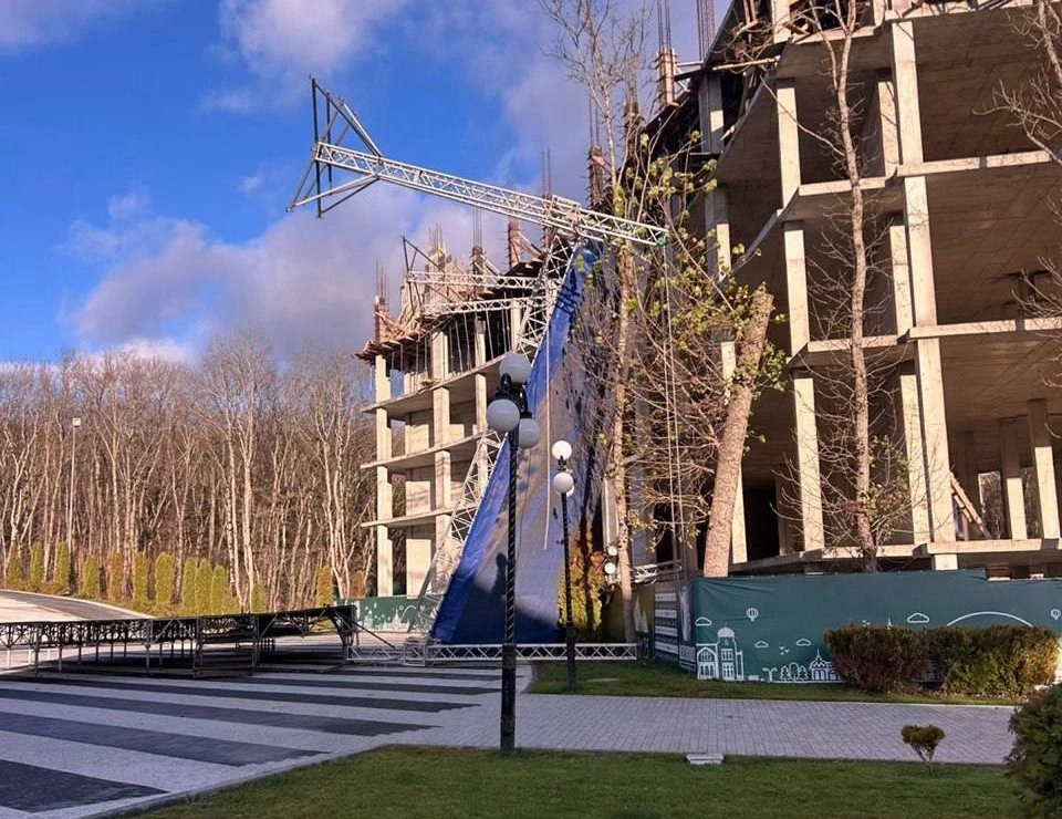 Шквалистый ветер перевернул сцену и сломал дерево в Железноводске0