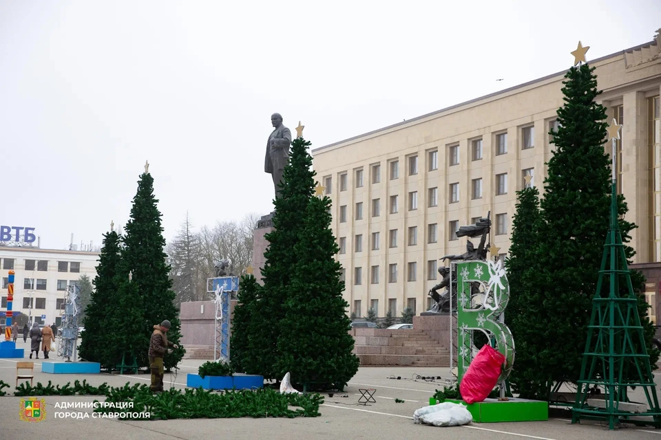 «Сказочный лес» из 34 искусственных елей устанавливают в центре Ставрополя0