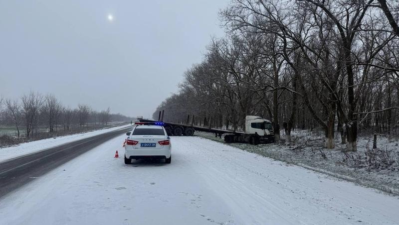 Сотрудники ГИБДД помогли водителю отбуксировать эвакуатор в Курском округе