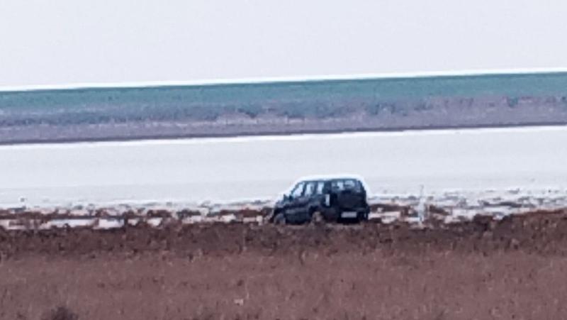 Ставропольские спасатели вытащили автомобиль из солончака у озера Маныч