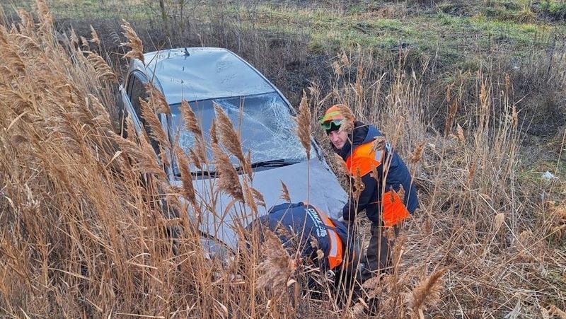 Ставропольские спасатели вытащили автомобиль из солончака у озера Маныч