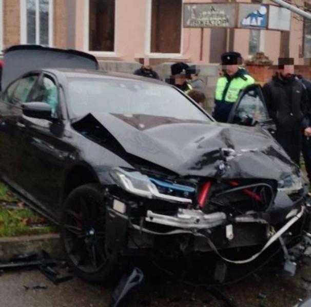 Три человека пострадали при столкновении двух легковушек в Минводах