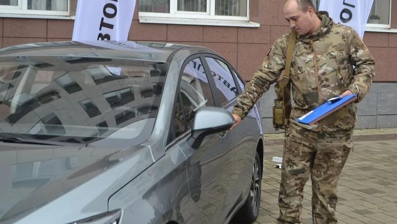 Участнику СВО из Георгиевского округа вручили ключи от автомобиля