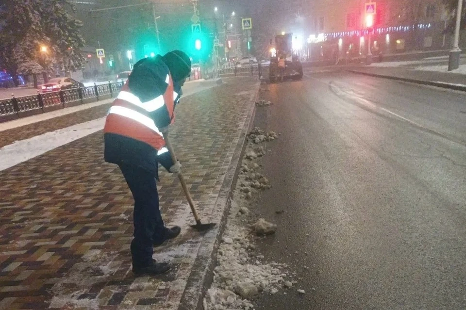 Улицы Ставрополя от наледи ночью очищали более 70 человек0