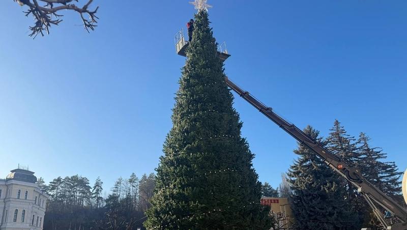 Установка главной новогодней ёлки завершается в Кисловодске
