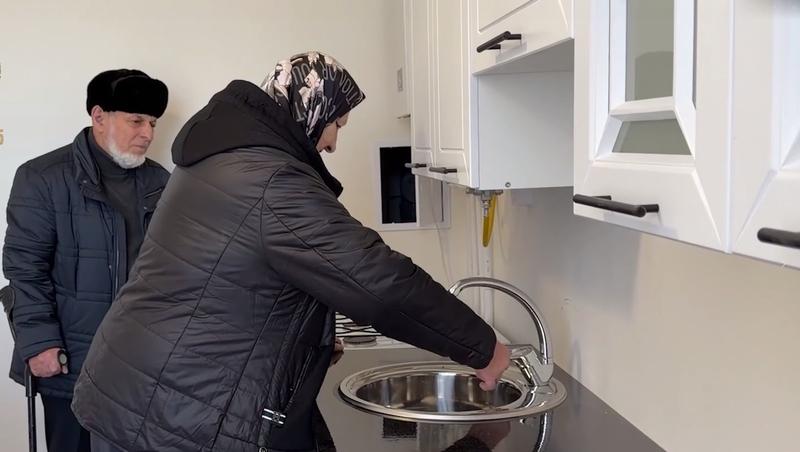 В Чечне семье погибшего на СВО подарили квартиру сразу после жалобы Кадырову