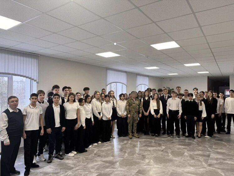 В Георгиевске школьники пообщались с участником СВО на встрече «Диалоги с Героями»