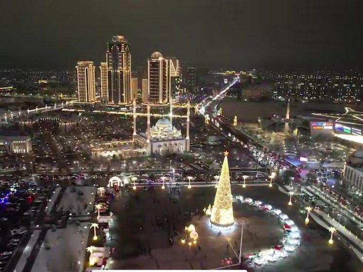 В Грозном зажгли главную новогоднюю ёлку высотой 42 метра в национальном стиле