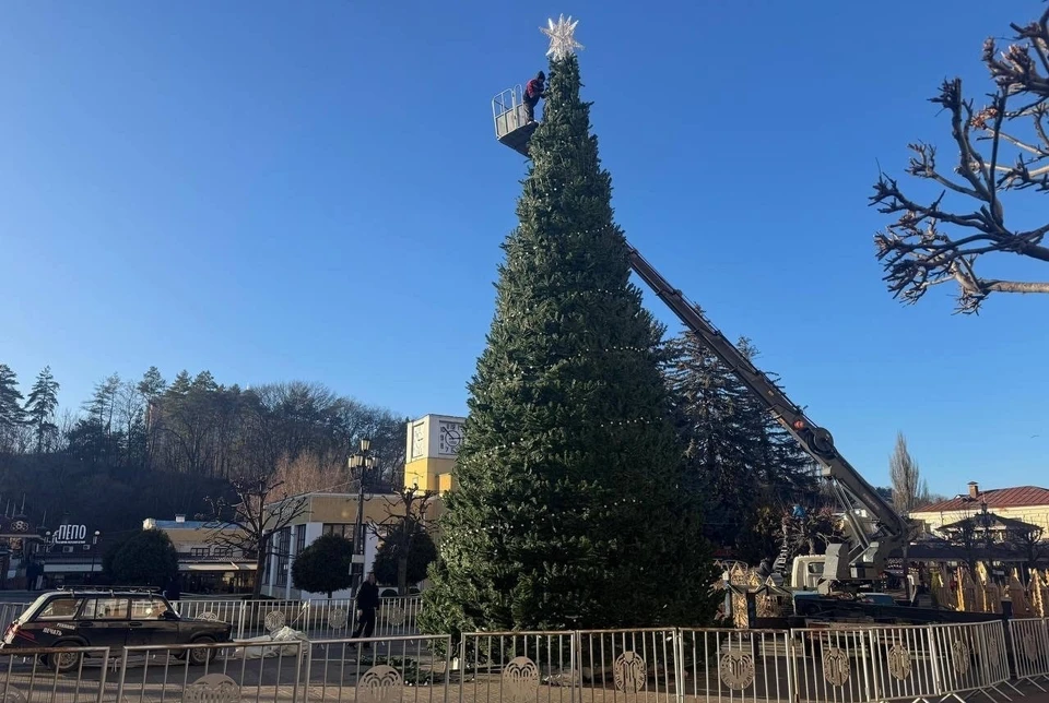 В Кисловодске завершают установку главной городской елки0