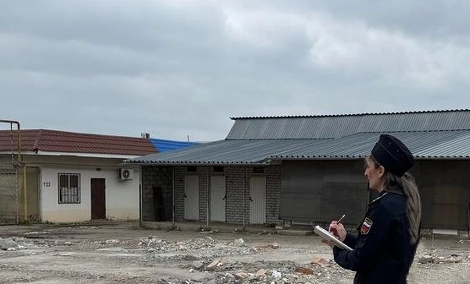 В Минводах под контролем приставов снесли незаконный самострой0