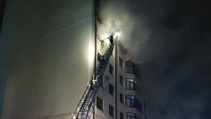 В Нальчике на шестом этаже многоквартирного дома воспламенилась квартира