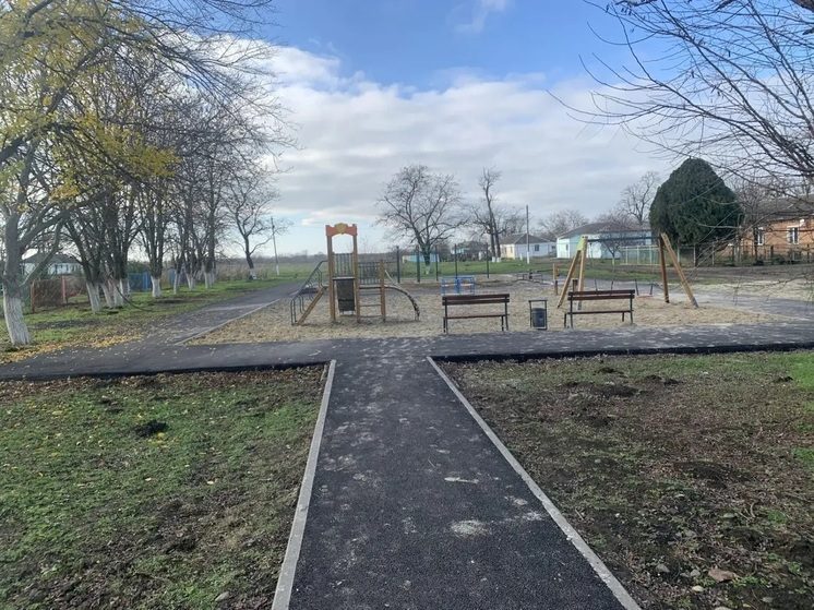 В посёлке Ударном на Ставрополье построили детскую площадку