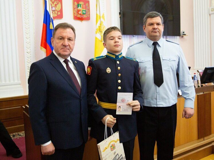 В Ставрополе юным активистам торжественно вручили первые паспорта