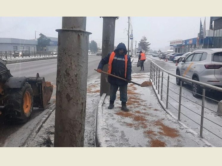 В Ставрополе на уборку улиц от снега выведены 60 единиц техники и около 90 рабочих