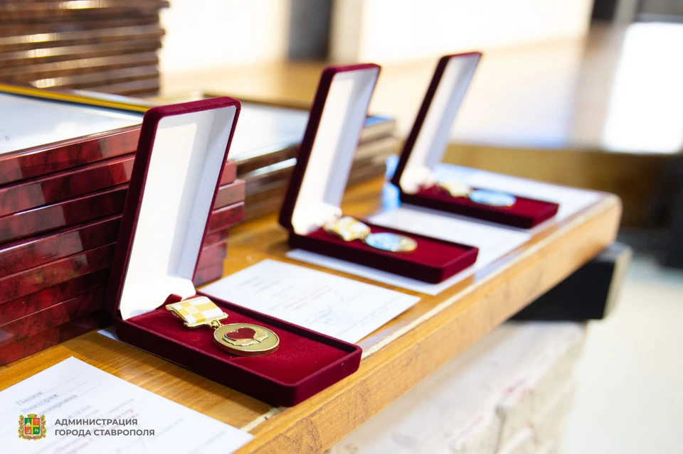 В Ставрополе наградили около 60 лучших волонтеров ко Дню добровольца0