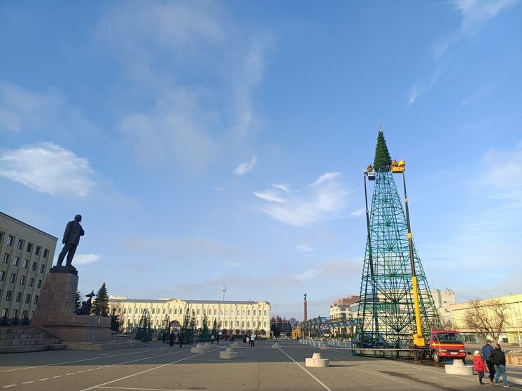 В Ставрополе приступили к монтажу главной новогодней елки краевой столицы
