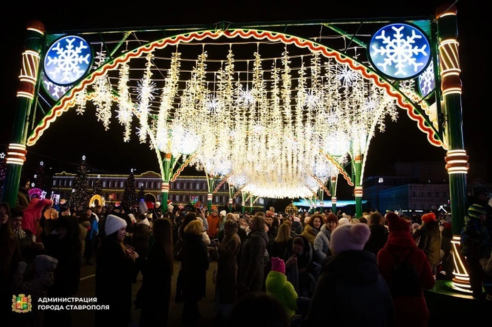 В Ставрополе украсили новогодней иллюминацией все городские фонтаны0