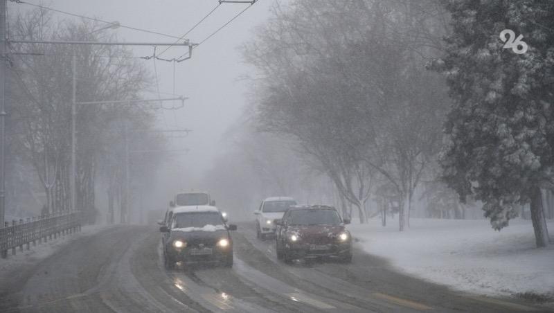 В Ставропольском крае из-за снега ухудшилась дорожная обстановка