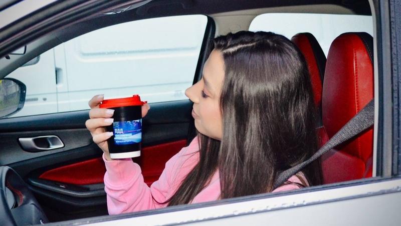 В Железноводске автоинспекторы напомнили о ПДД с помощью кофейных стаканчиков