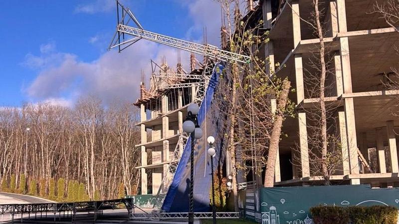 В Железноводске ураган снёс сцену на Курортном озере