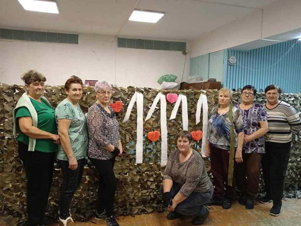 Жители округа Ставрополья сплели для бойцов СВО 1111 маскировочных сетей0