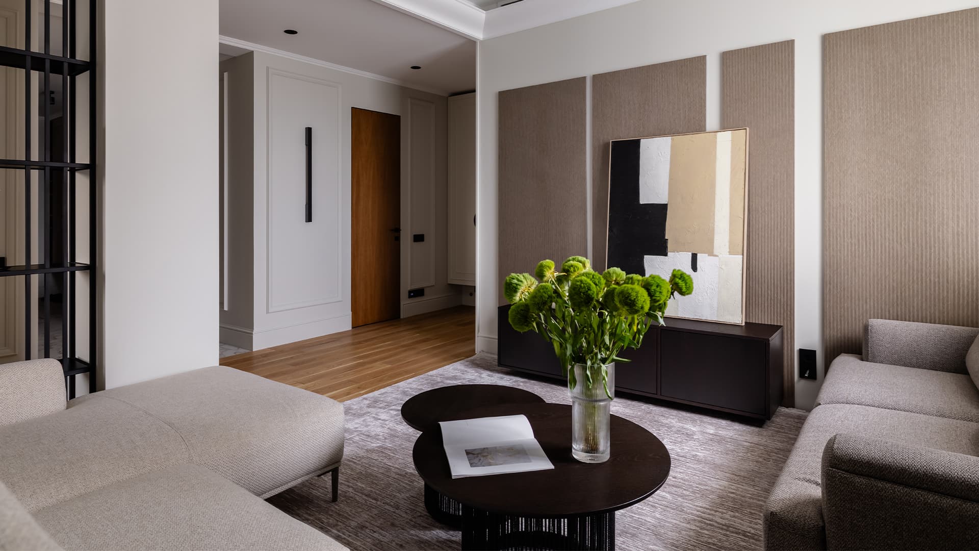 Изящные контрасты и отреставрированная мебель в интерьере семейной квартиры — проект Poisk Bureau