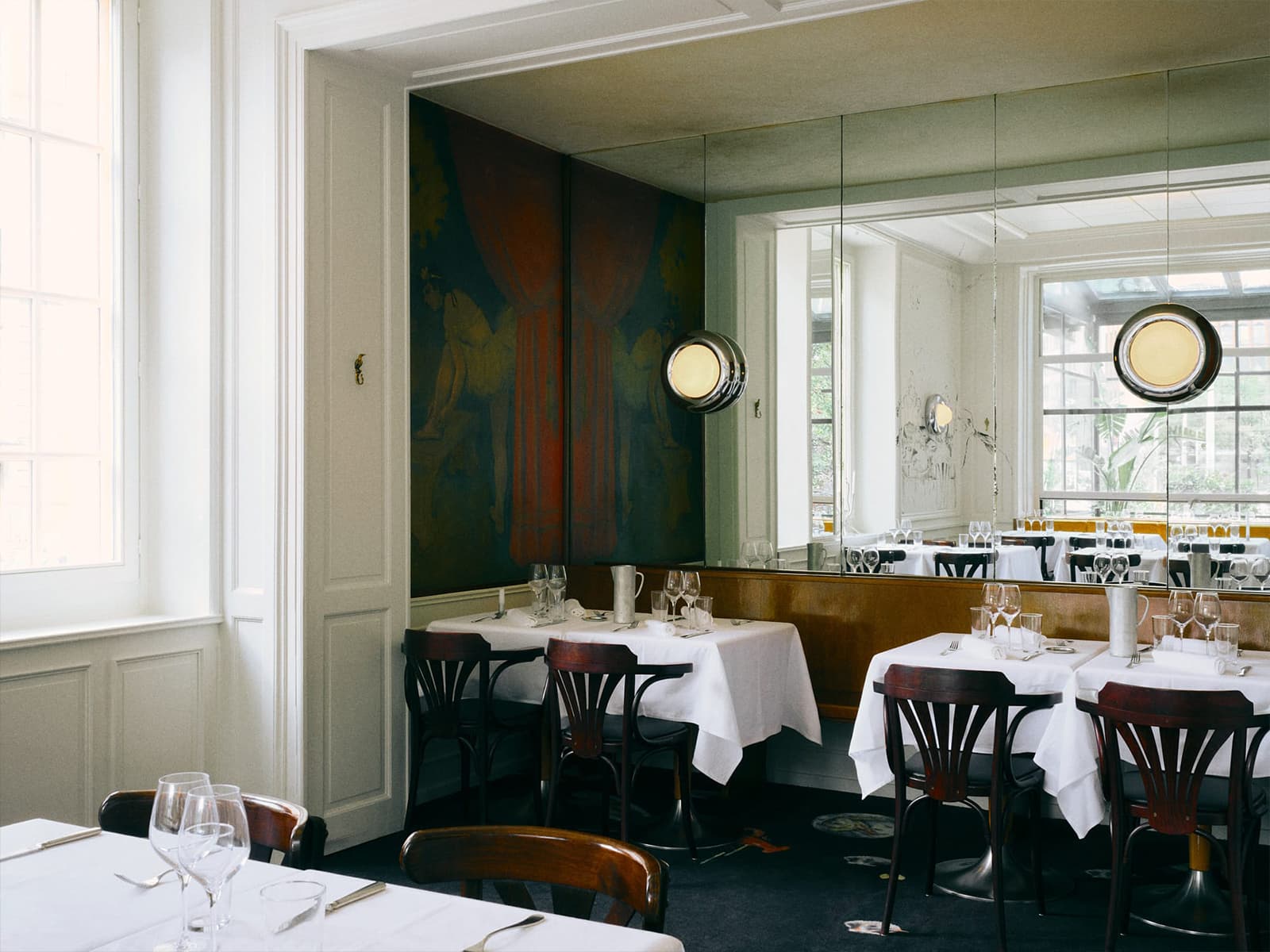 Торжественный интерьер исторического ресторана в Женеве — проект YKRA Architects