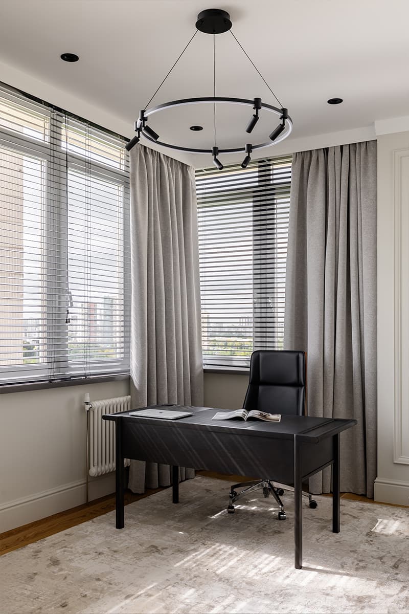 Изящные контрасты и отреставрированная мебель в интерьере семейной квартиры — проект Poisk Bureau