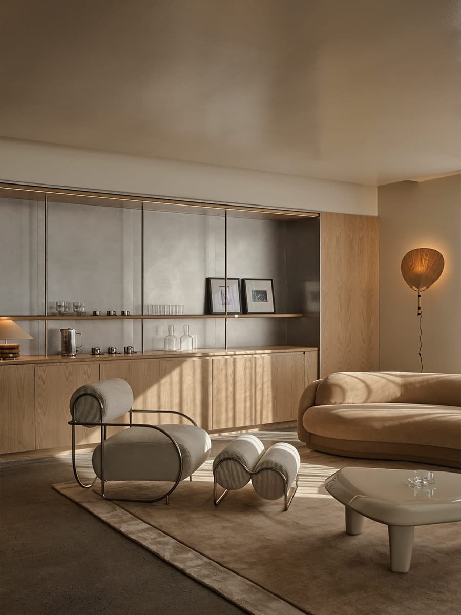 Четырехметровая пальма и лестница из стеклоблоков в интерьере австралийского шоурума — проект Ellison Studios