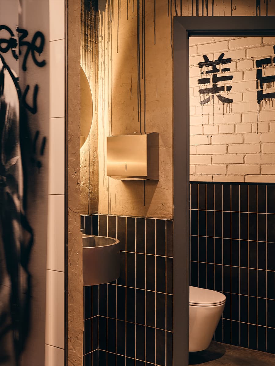 Брутальные фактуры и аутентичный декор в интерьере кафе азиатской кухни — проект Марии Бердник