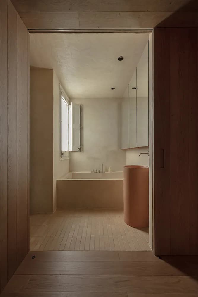 Историческая плитка и открытая планировка в отреставрированном интерьере квартиры — проект Ольги Пахарес