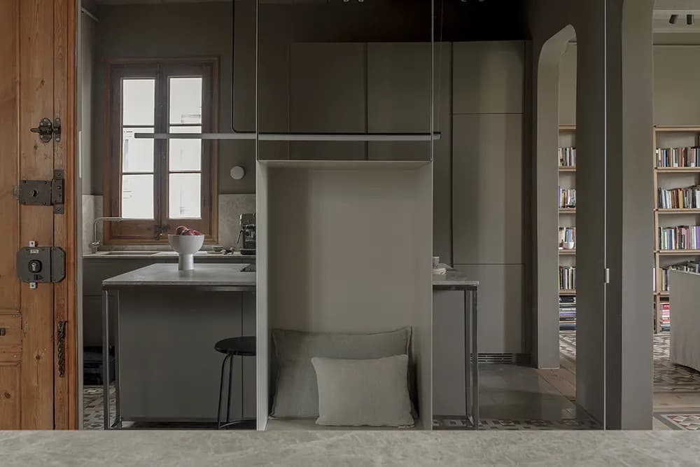 Историческая плитка и открытая планировка в отреставрированном интерьере квартиры — проект Ольги Пахарес