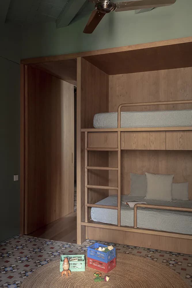 Историческая плитка и открытая планировка в отреставрированном интерьере квартиры — проект Ольги Пахарес